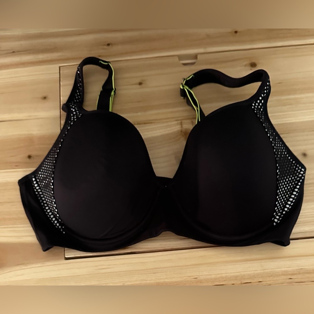 Maidenform Sports Bra. Size 38DD. Black and gold. Great condition